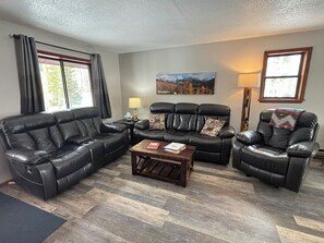 Smart-TV, Kamin, DVD-Player, Bücher