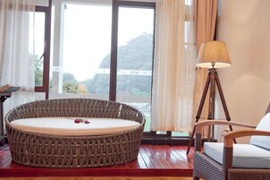 Habitación Confort | Caja fuerte, escritorio, cortinas opacas y sistema de insonorización