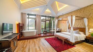 Rom – comfort | Safe på rommet, skrivebord, blendingsgardiner og lydisolert