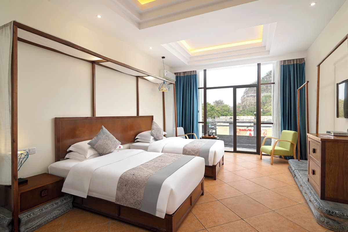 ห้องพรีเมียมทวิน | ตู้นิรภัยในห้องพัก, โต๊ะทำงาน, ผ้าม่านกันแสง, ห้องเก็บเสียง