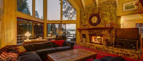 Una Smart TV, una chimenea, videojuegos, un reproductor de DVD