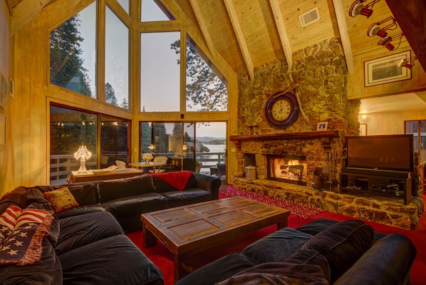 Smart-tv, een open haard, videospelletjes en een dvd-speler