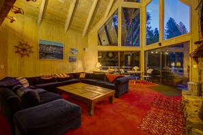 Smart-tv, een open haard, videospelletjes en een dvd-speler