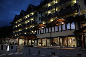 Fachada da propriedade à noite