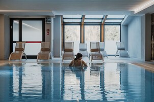 Una piscina cubierta