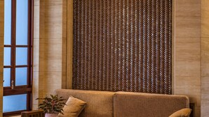 Un interior moderno con un gran panel de madera, un sofá y una mesa de centro.