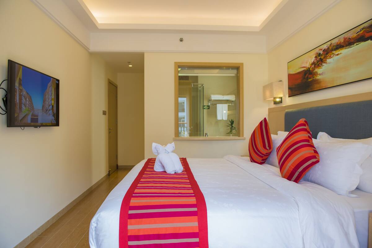 Deluxe King Room | Minibar, in-room safe, desk, blackout curtains
