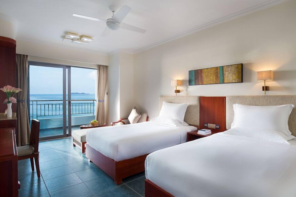 Deluxe Twin Room | Minibar, in-room safe, desk, blackout curtains