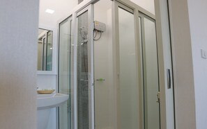 Dusj, toalettartikler (inkludert), hårføner og badekåper