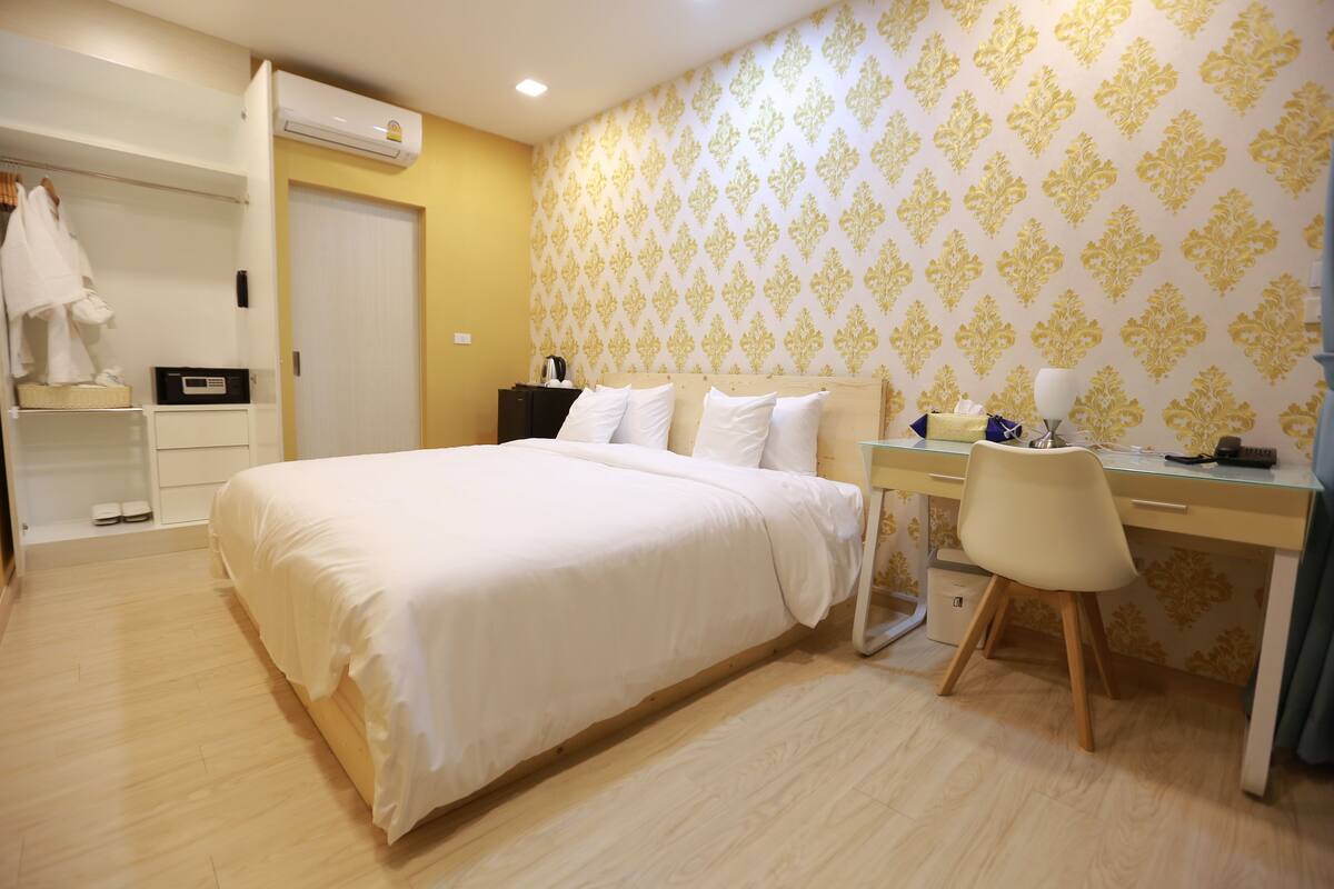 Standard Double Room | Minibar (some free items), in-room safe, blackout drapes, WiFi (free)