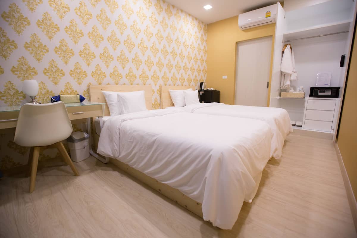 Standard Twin Room | Minibar (some free items), in-room safe, blackout drapes, WiFi (free)
