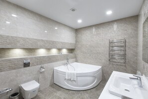 Habitación doble Deluxe, 1 habitación | Baño | Amenidades de baño gratuitas, secadora de cabello, batas, pantuflas