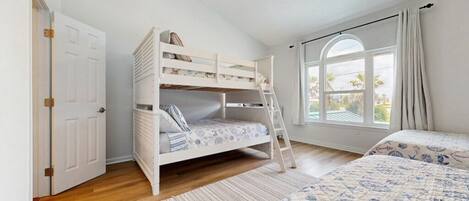 3 chambres, fer et planche à repasser, Wi-Fi, draps fournis