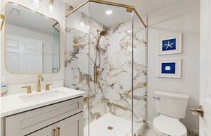 Duschwanne, Handtücher, Seife, Toilettenpapier