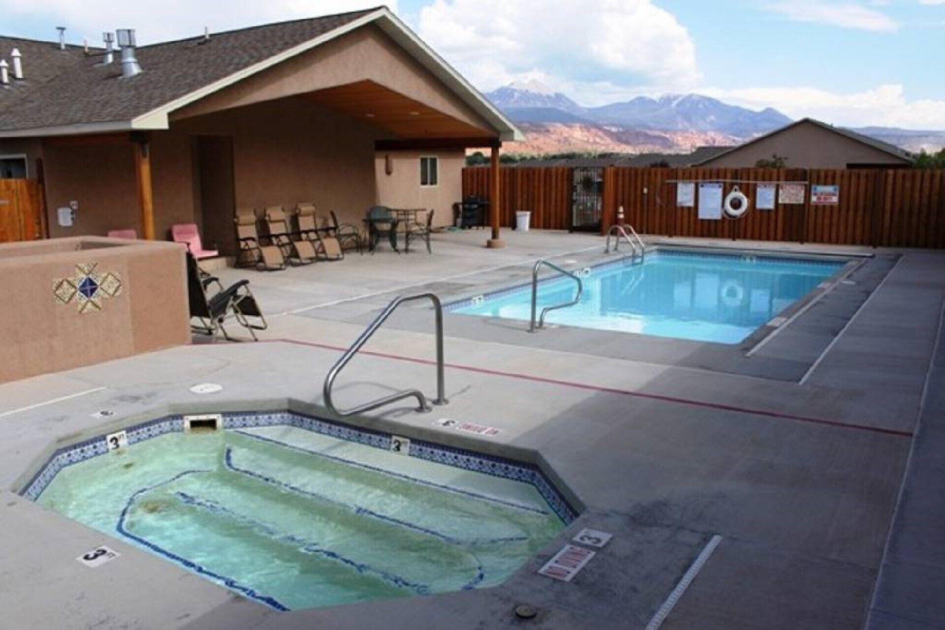 Utendørsbasseng og et oppvarmet basseng