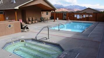 Utendørsbasseng og et oppvarmet basseng