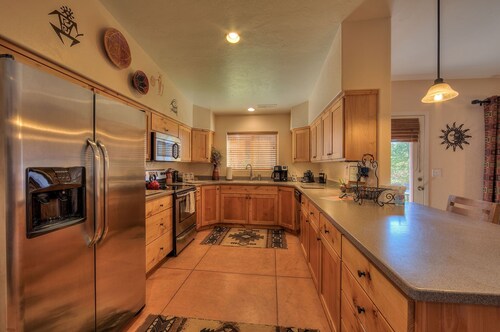 Moab Oleander Spacious Retreat, Private Spa, Ample Parking, 3 bdrms, 2 Suites