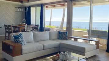 Flat-screen TV, fireplace, video games, Netflix