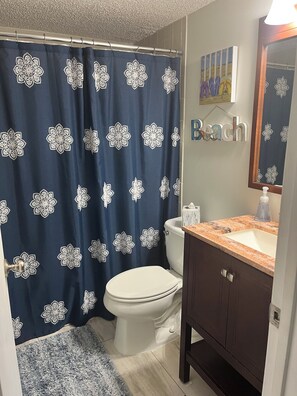 Duschwanne, Haartrockner, Handtücher, Seife