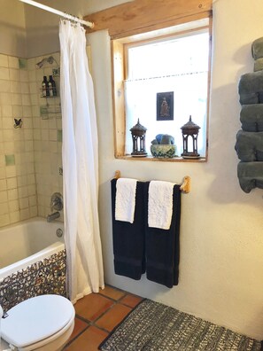 Combined shower/bathtub, hair dryer, towels