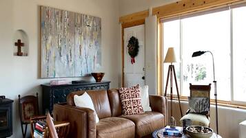 TV, fireplace, books, stereo