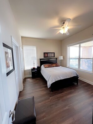 2 soverom, safe på rommet, strykejern/-brett og wi-fi (inkludert)