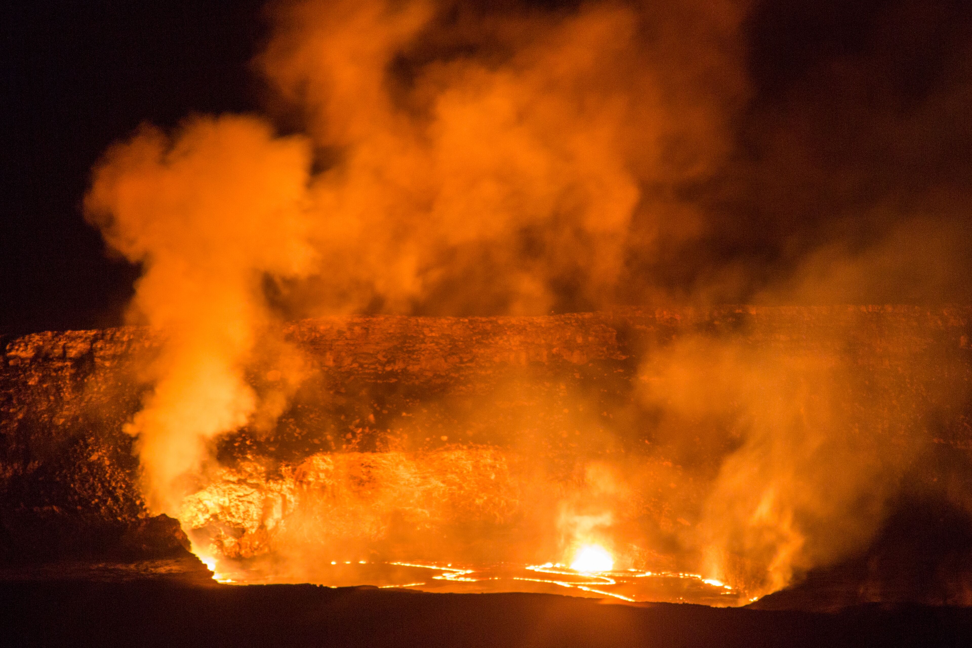Un flujo de lava con humo ascendiendo.