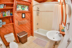 Hair dryer, towels, soap, shampoo - 8 minutes to Nat'l Park! Enjoy the sound of rain & birds in a peaceful retreat. (Volcano)