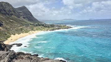 Una playa cerca, sillas reclinables de playa, toallas de playa