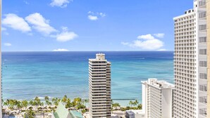 A high-rise hotel with a view of the ocean and palm trees. - High Rise Deluxe Ocean View Free Parking/Wifi in Waikiki 3204 (Honolulu)