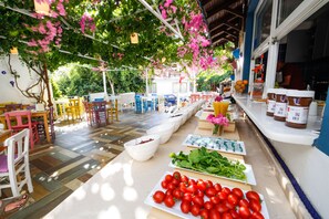 Free daily buffet breakfast - Bora Hotel (Datça)
