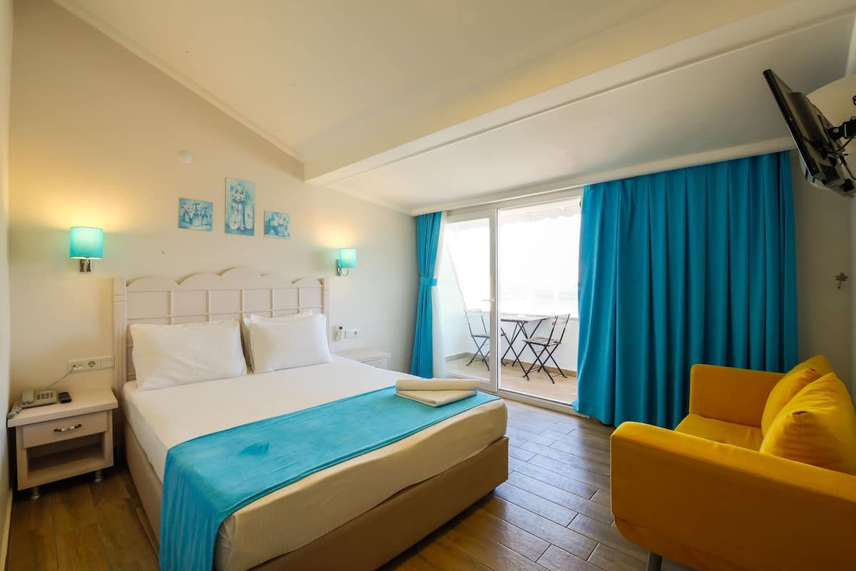 Premium bedding, free minibar items, in-room safe, desk