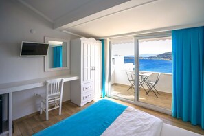 Premium bedding, free minibar items, in-room safe, desk - Bora Hotel (Datça)