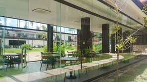 Menyajikan hidangan lokal dan internasional