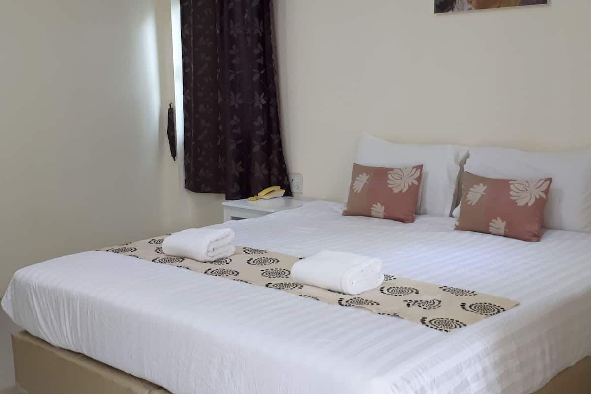 Desk, rollaway beds, free WiFi