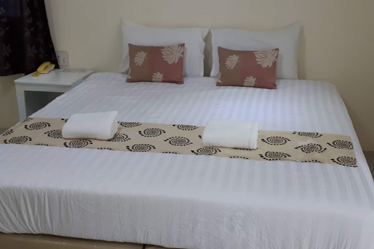 Escritorio, wifi gratis y ropa de cama