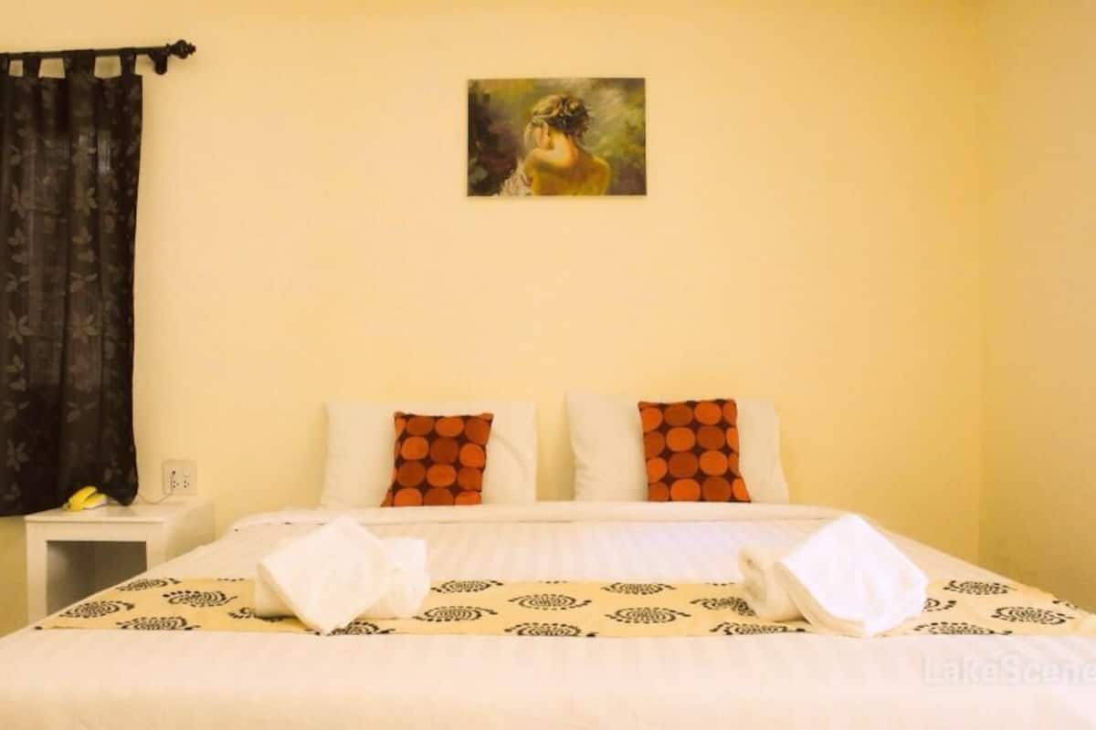 Escritorio, wifi gratis y ropa de cama