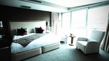 Junior Suite | Minibar, in-room safe, desk, soundproofing