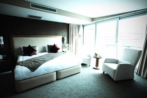 Junior Süit | Minibar, odada kasa, masa, ses yalıtımı 