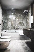 Duş, ücretsiz banyo/kozmetik ürünleri, saç kurutma makinesi, terlik