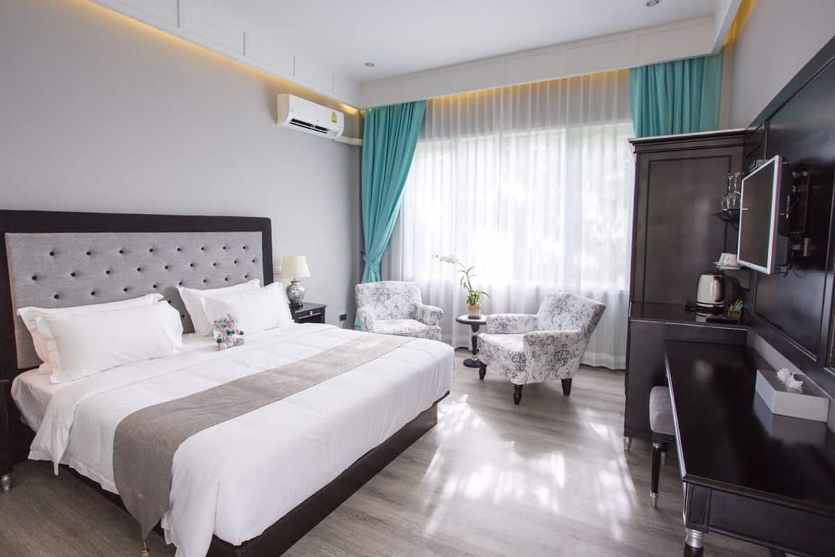 Luxury King Room with Garden View | Minibar (some free items), in-room safe, blackout drapes
