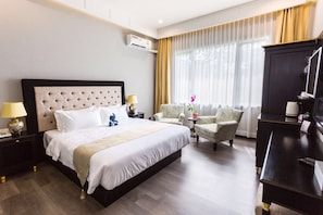 Luxury King Room with Garden View | Free minibar items, in-room safe, blackout drapes, iron/ironing board