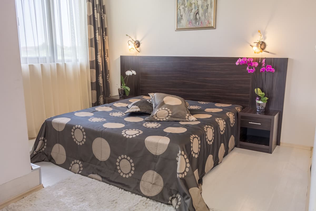 Apartment, 1 Bedroom | 1 bedroom, desk, iron/ironing board, free WiFi
