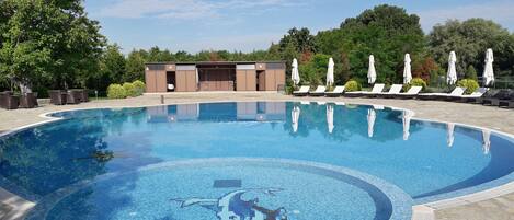 Una piscina al aire libre