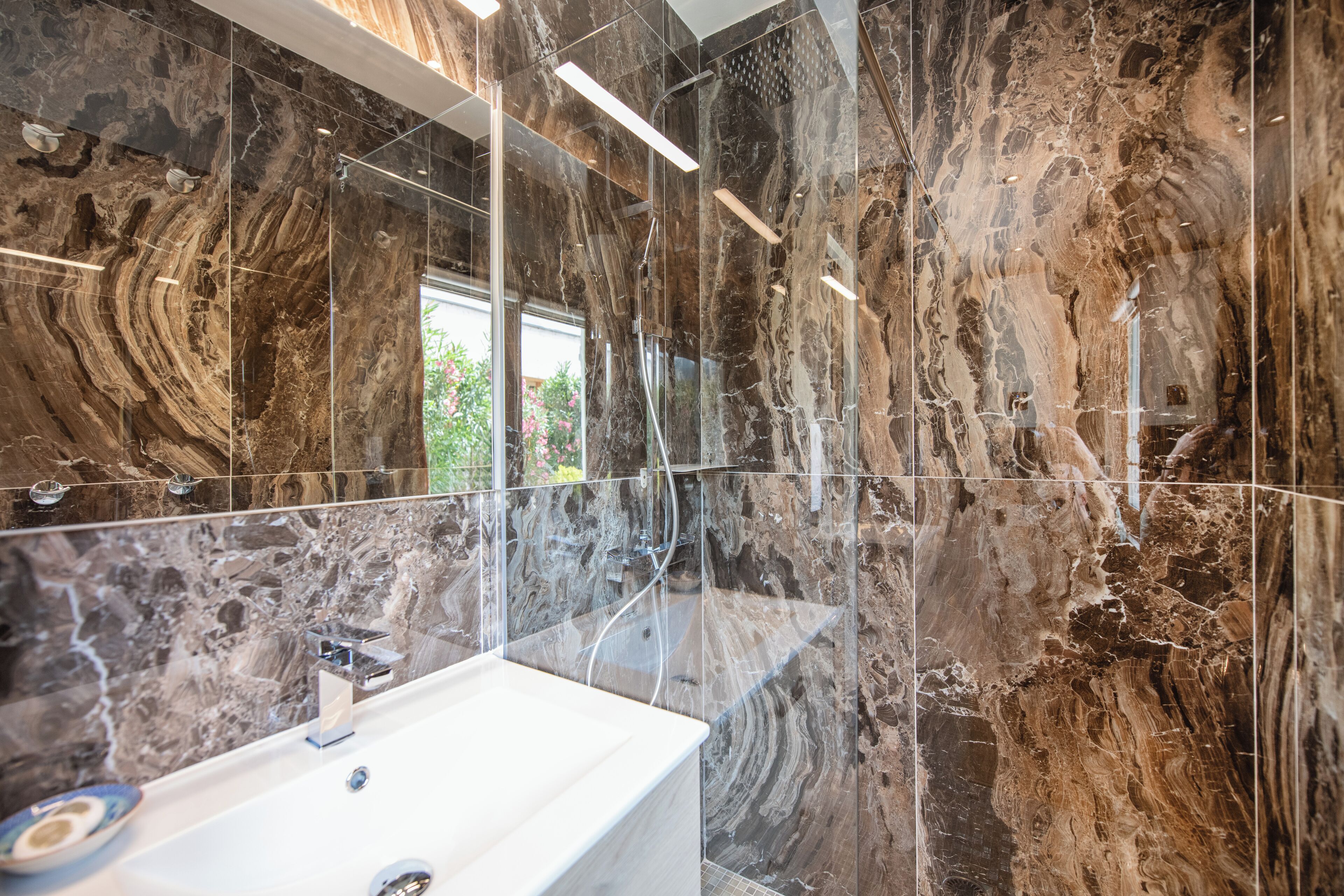 deluxe room, 2 bedrooms | bathroom | shower, hair dryer, towels