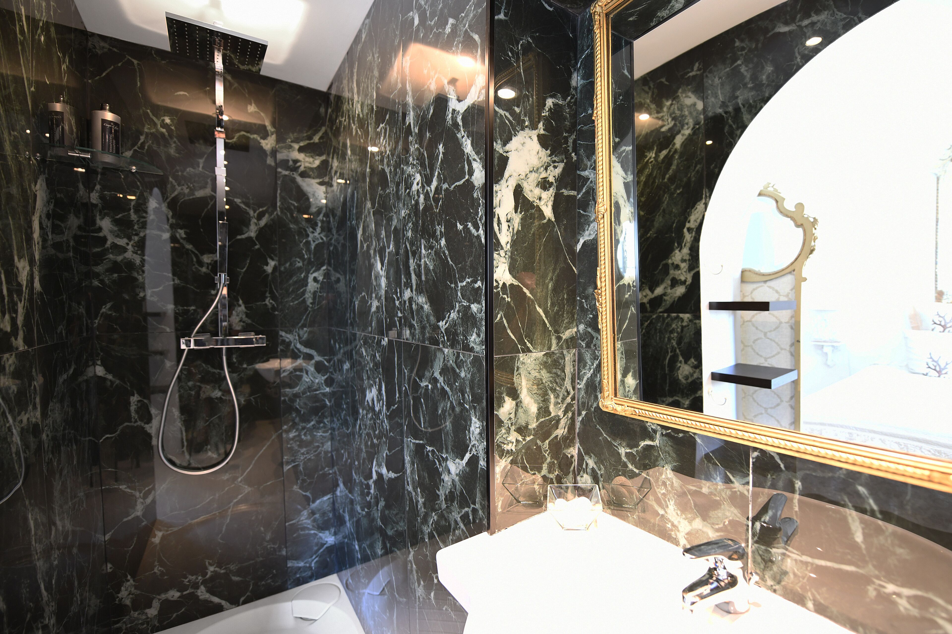 cottage deluxe (capo di vetta) | bathroom | shower, hair dryer, towels