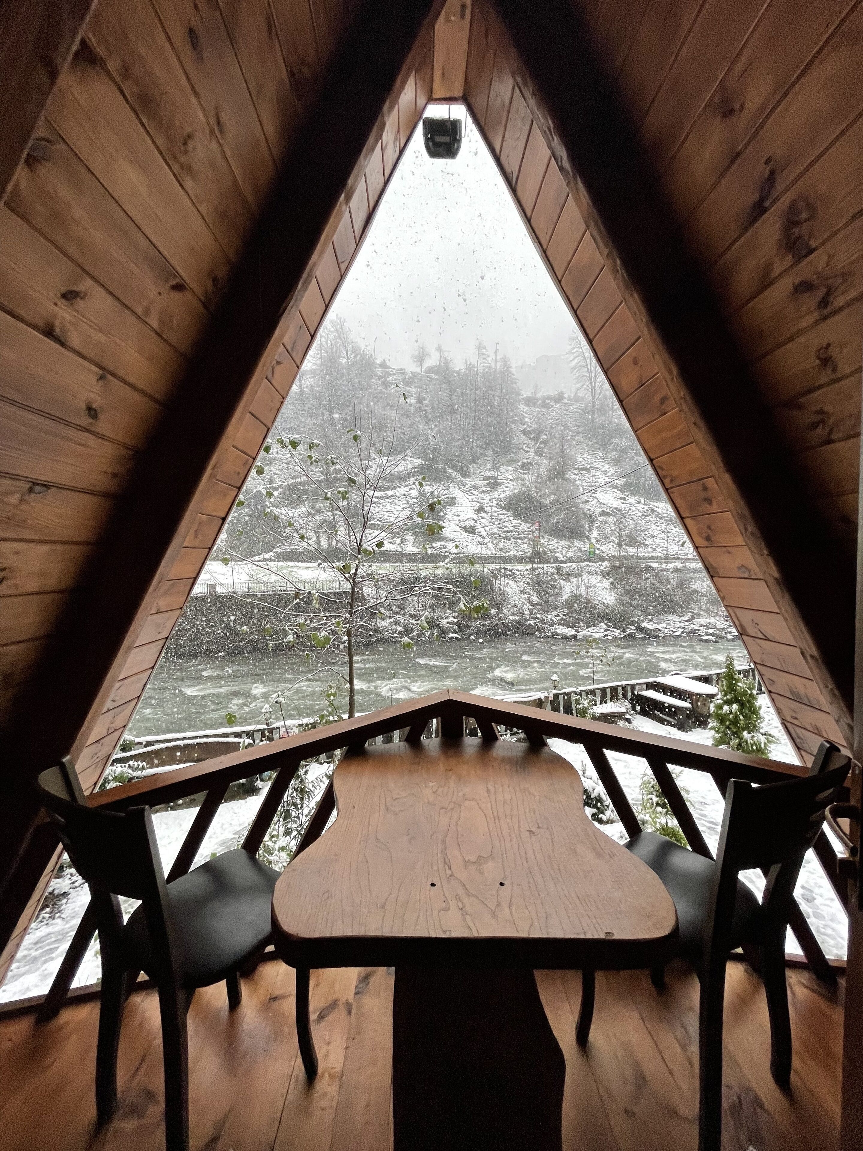 高级平房, 2 间卧室, 河景 | 高档床上用品、免费迷你吧物品、办公桌、笔记本电脑工作区