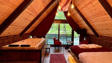 Phòng Suite Superior | Bộ đồ giường cao cấp, minibar với thức ăn, đồ uống miễn phí, bàn