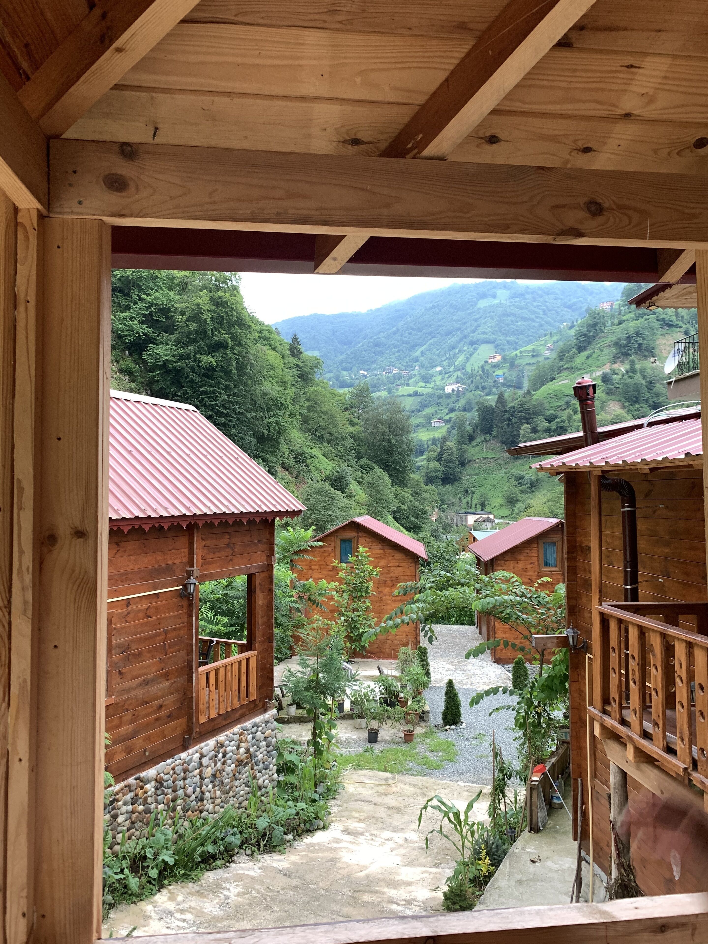 Family Chalet, 2 Bedrooms | Peralatan tempat tidur premium, item bar mini percuma, meja 