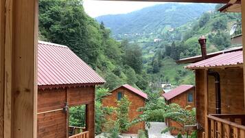 Family Chalet, 2 Bedrooms | Peralatan tempat tidur premium, item bar mini percuma, meja